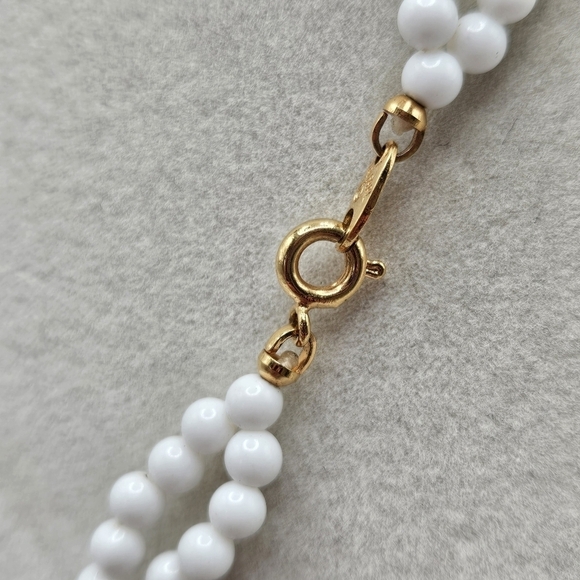 VINTAGE Trifari White and Navy Blue Plastic Beaded Double-Strand Necklace - Picture 5 of 5